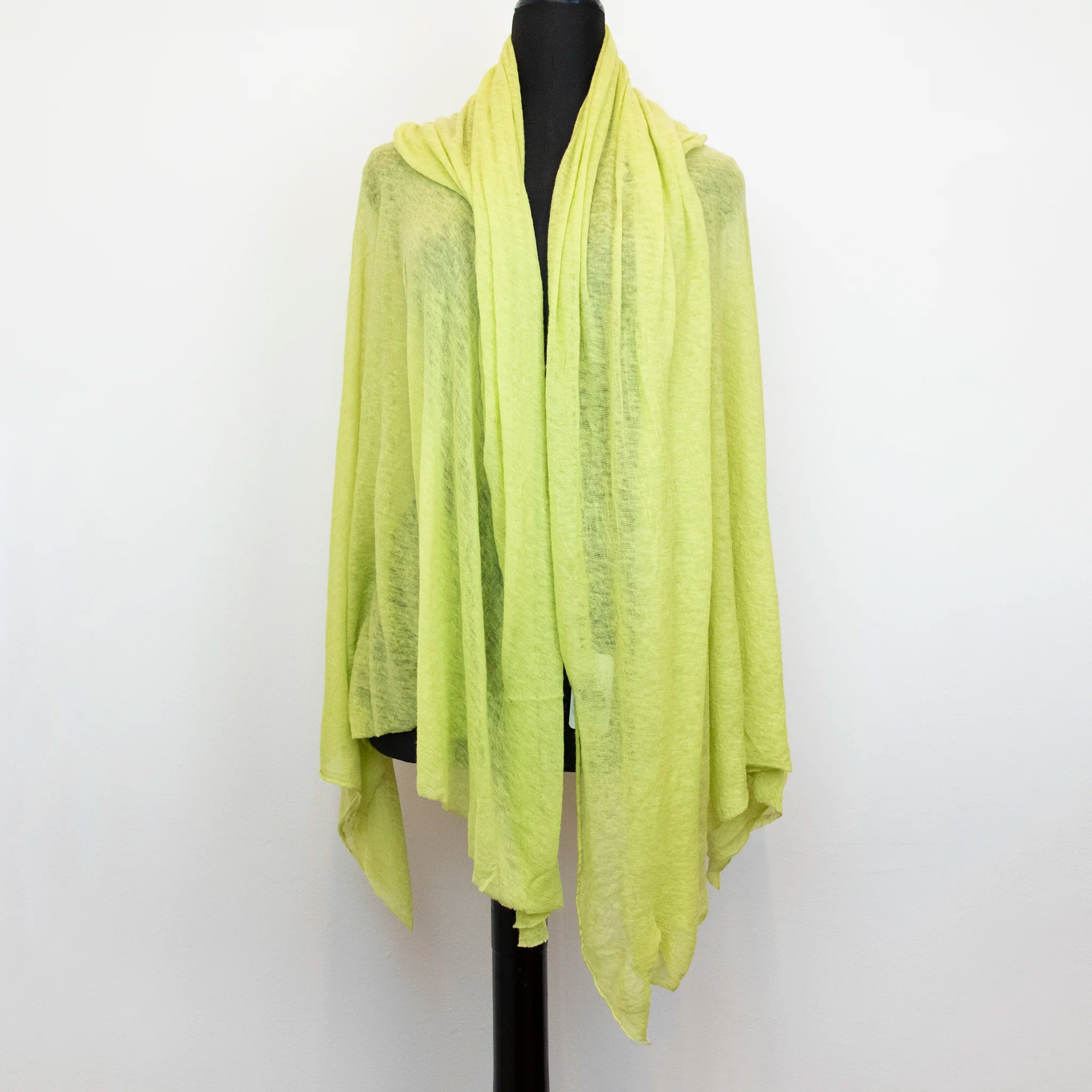 Pashmina verde in 100% cashmere Made in Italy, tessitura a jersey, leggera e vaporosa, perfetta come sciarpa o stola per tutte le stagioni.
