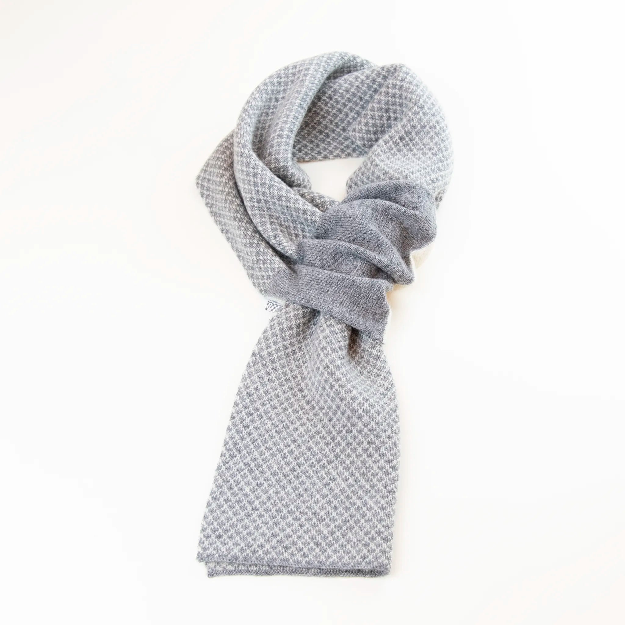 Sciarpa scaldacollo Jacquard double-face 
 grigia e panna con asola in 100% Cashmere. Morbida, versatile e facile da indossare.