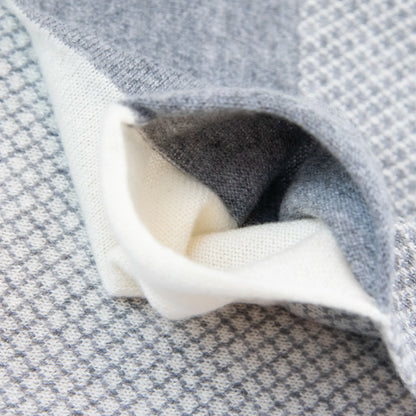 Asola della sciarpa scaldacollo Jacquard double-face grigia e panna in 100% Cashmere. Morbida, versatile e facile da indossare.