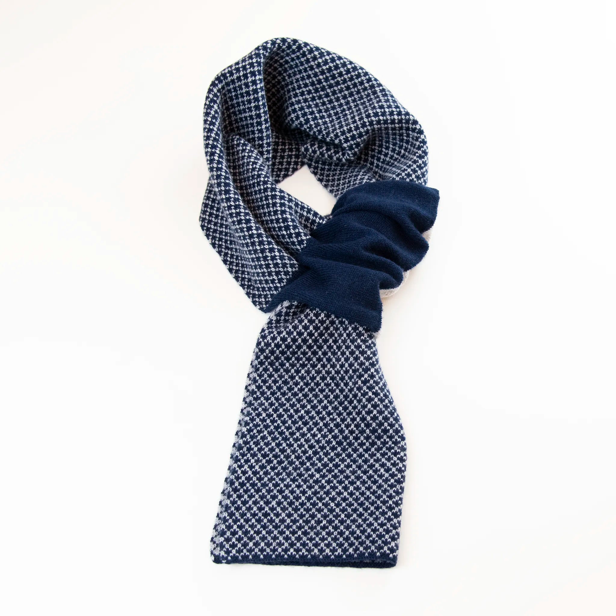 Sciarpa scaldacollo Jacquard double-face blu e grigia con asola in 100% Cashmere beige. Morbida, versatile e facile da indossare.