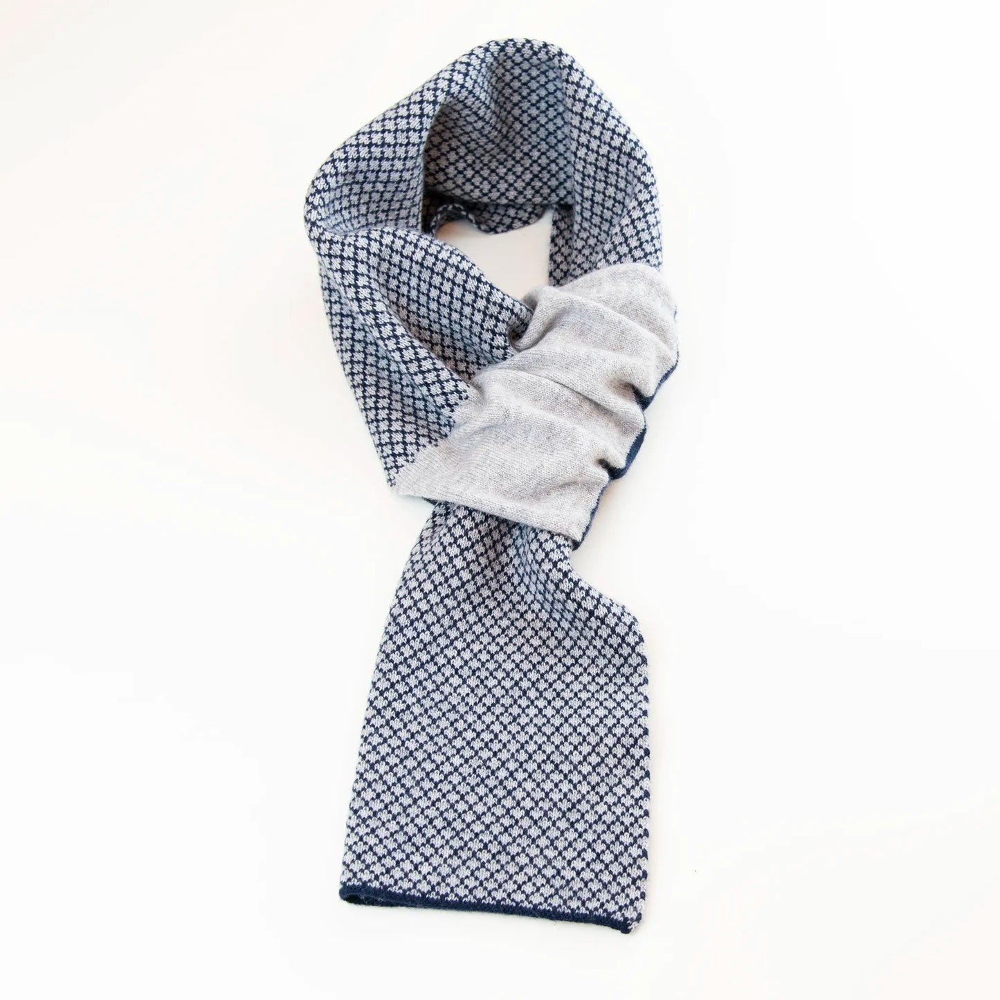 Sciarpa scaldacollo Jacquard double-face  blu e grigia con asola in 100% Cashmere beige. Morbida, versatile e facile da indossare.