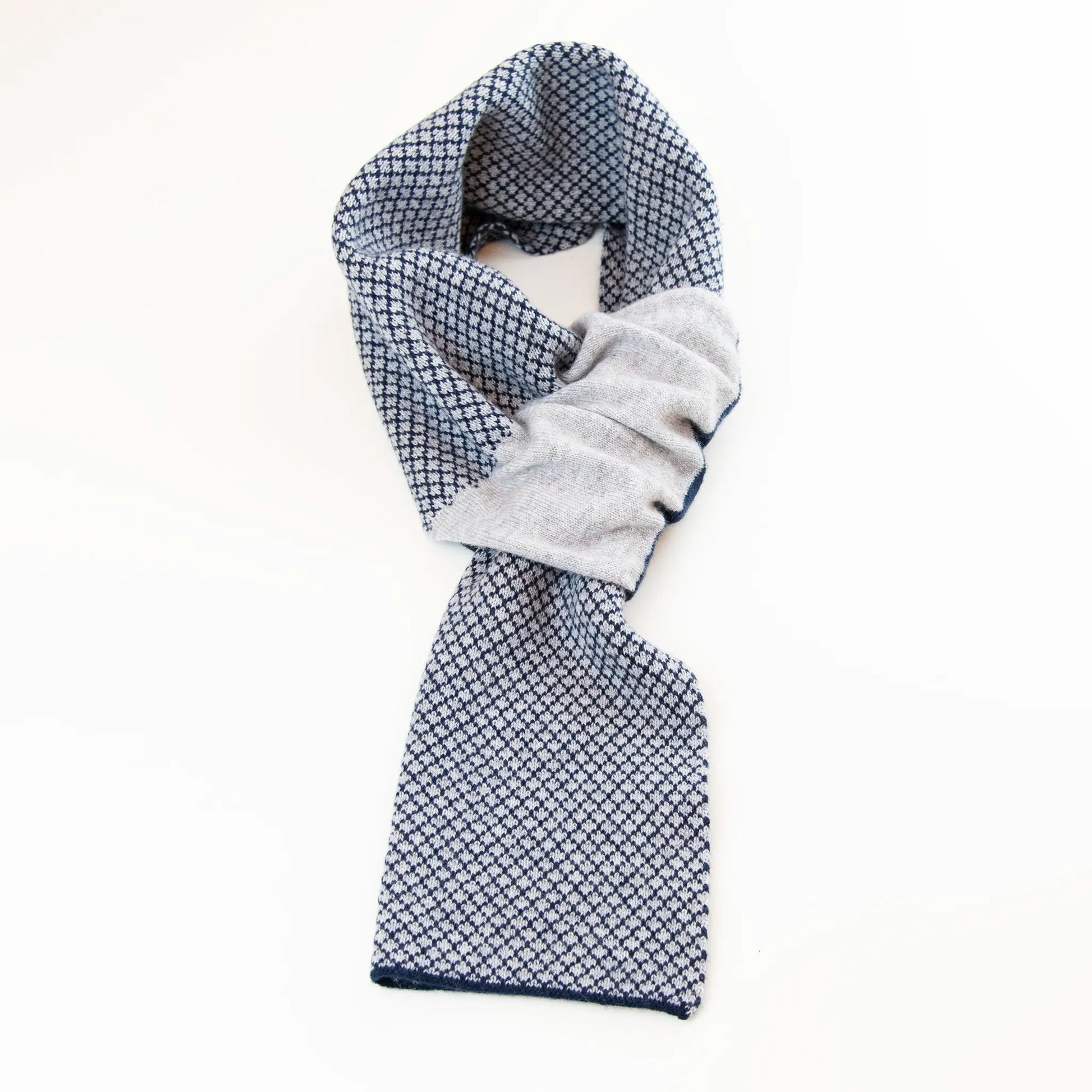 Sciarpa scaldacollo Jacquard double-face  blu e grigia con asola in 100% Cashmere beige. Morbida, versatile e facile da indossare.