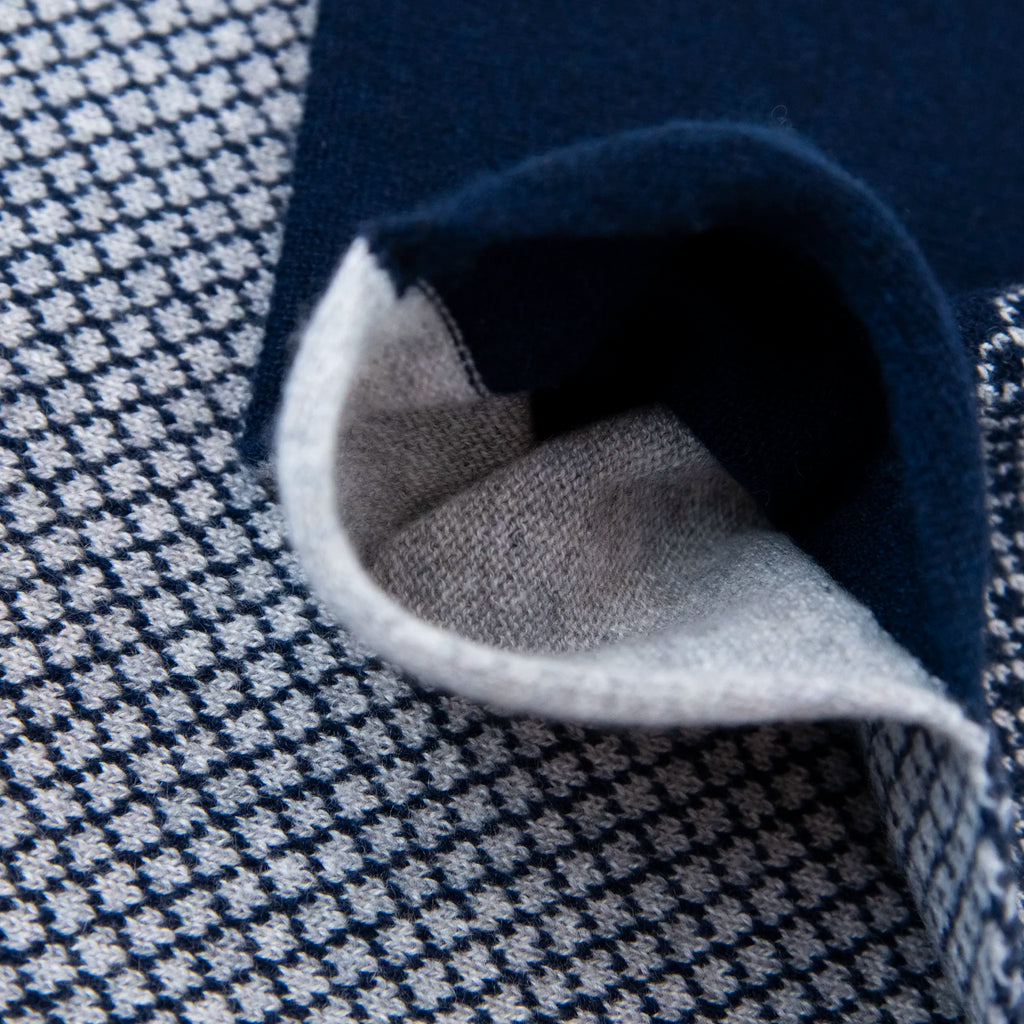 Asola della sciarpa scaldacollo Jacquard double-face blu e grigia in 100% Cashmere beige. Morbida, versatile e facile da indossare.