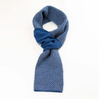 Sciarpa scaldacollo Jacquard double-face blu e grigia con asola in 100% Cashmere beige. Morbida, versatile e facile da indossare.