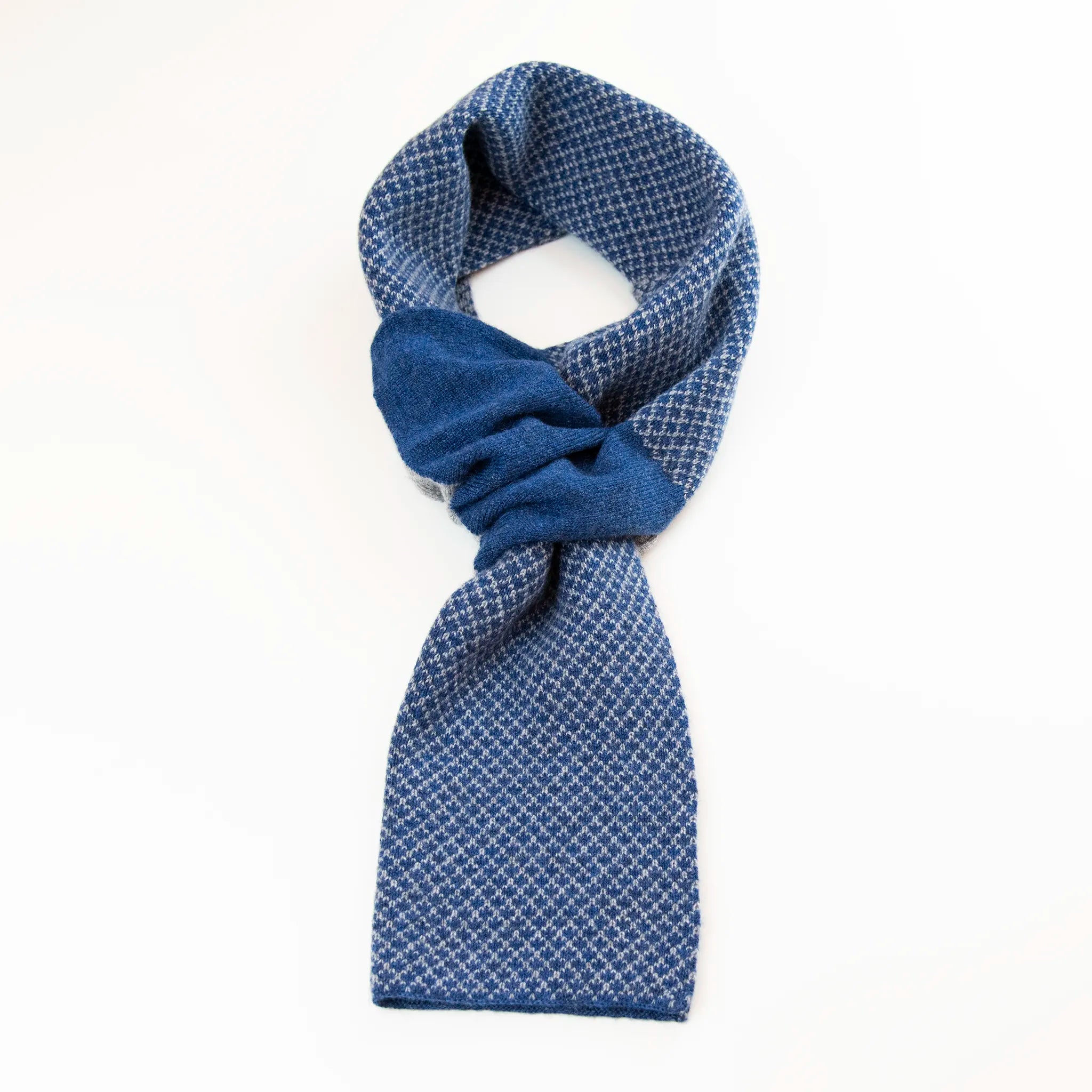 Sciarpa scaldacollo Jacquard double-face blu e grigia con asola in 100% Cashmere beige. Morbida, versatile e facile da indossare.