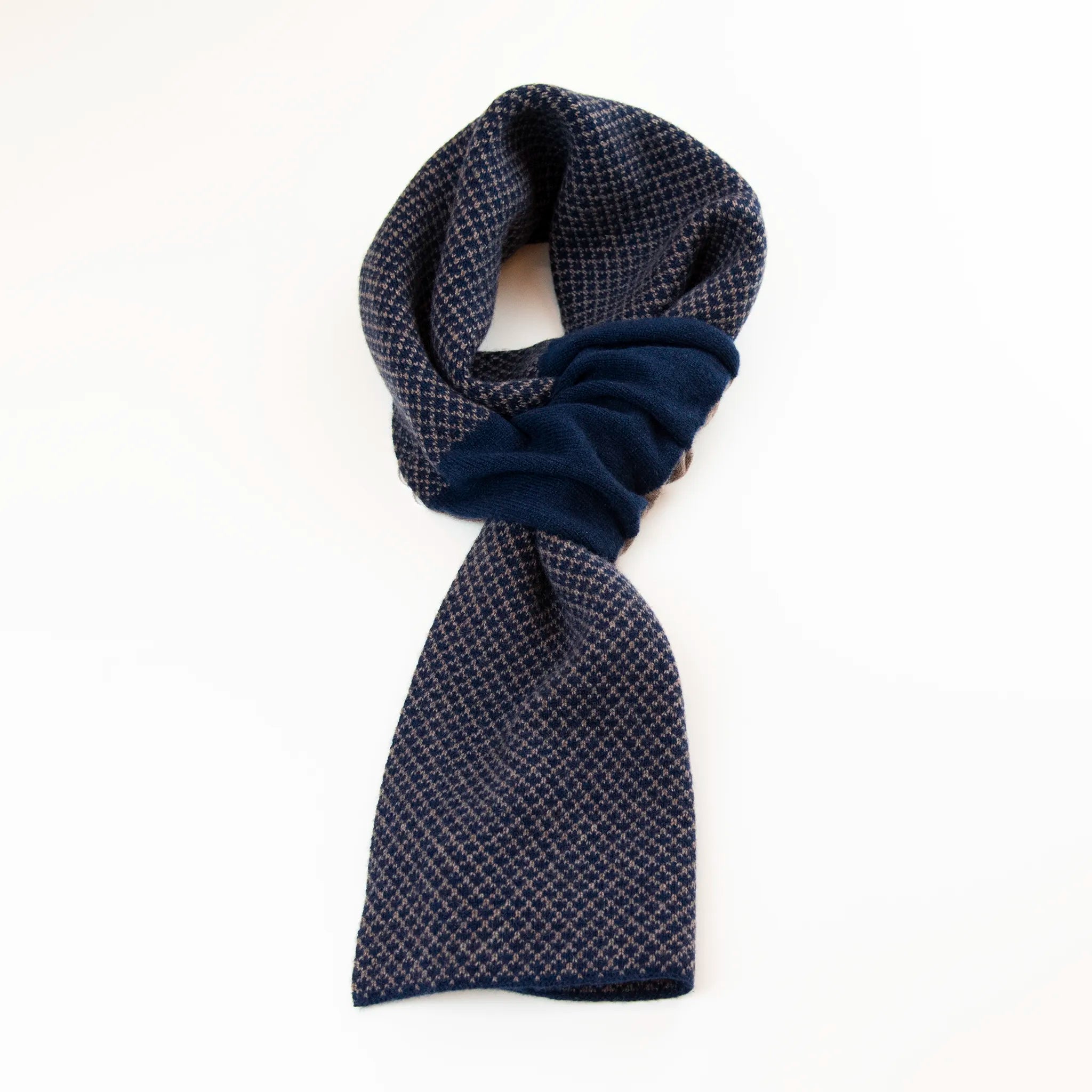 Sciarpa scaldacollo Jacquard double-face blu e marrone con asola in 100% Cashmere beige. Morbida, versatile e facile da indossare.