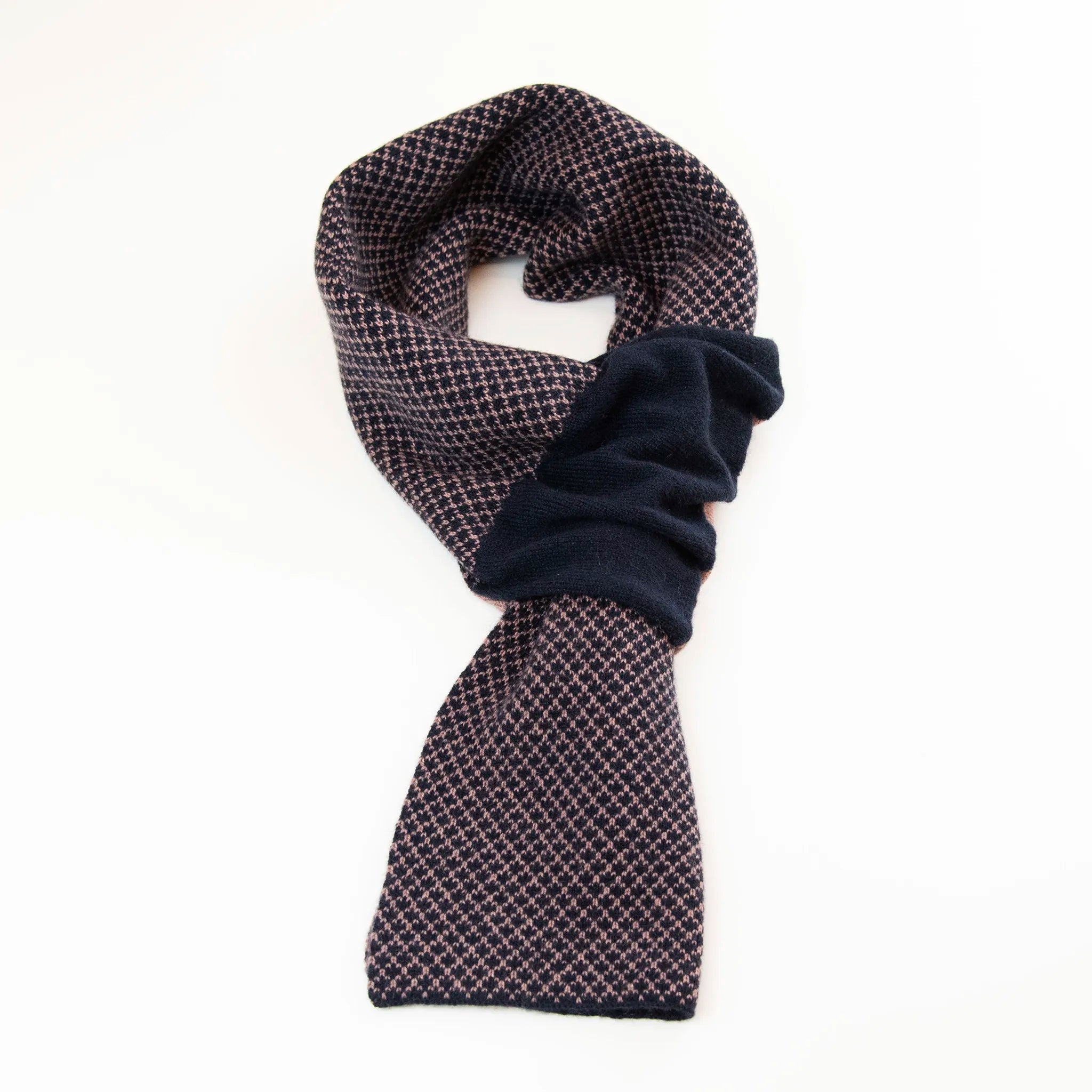 Sciarpa scaldacollo Jacquard double-face blu e rosa con asola in 100% Cashmere beige. Morbida, versatile e facile da indossare.