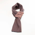 Sciarpa scaldacollo Jacquard double-face blu e rosa con asola in 100% Cashmere beige. Morbida, versatile e facile da indossare.