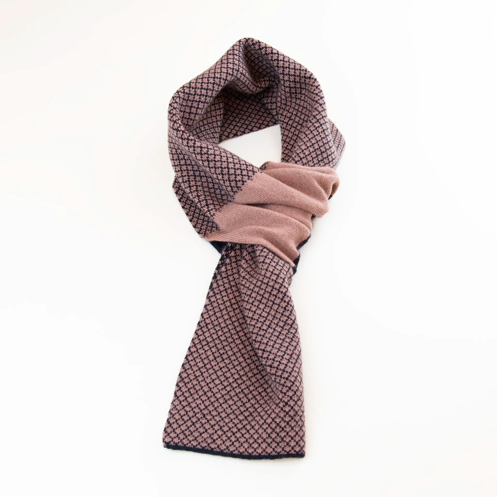Sciarpa scaldacollo Jacquard double-face blu e rosa con asola in 100% Cashmere beige. Morbida, versatile e facile da indossare.