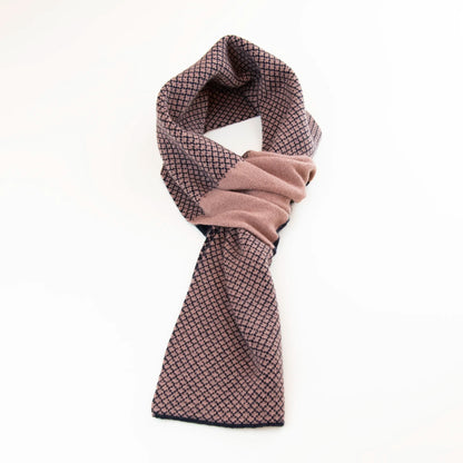 Sciarpa scaldacollo Jacquard double-face blu e rosa con asola in 100% Cashmere beige. Morbida, versatile e facile da indossare.