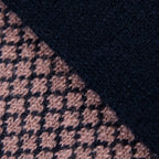 Dettagli e texture tessuto della sciarpa scaldacollo Jacquard double-face blu e rosa con asola in 100% Cashmere beige. Morbida, versatile e facile da indossare.