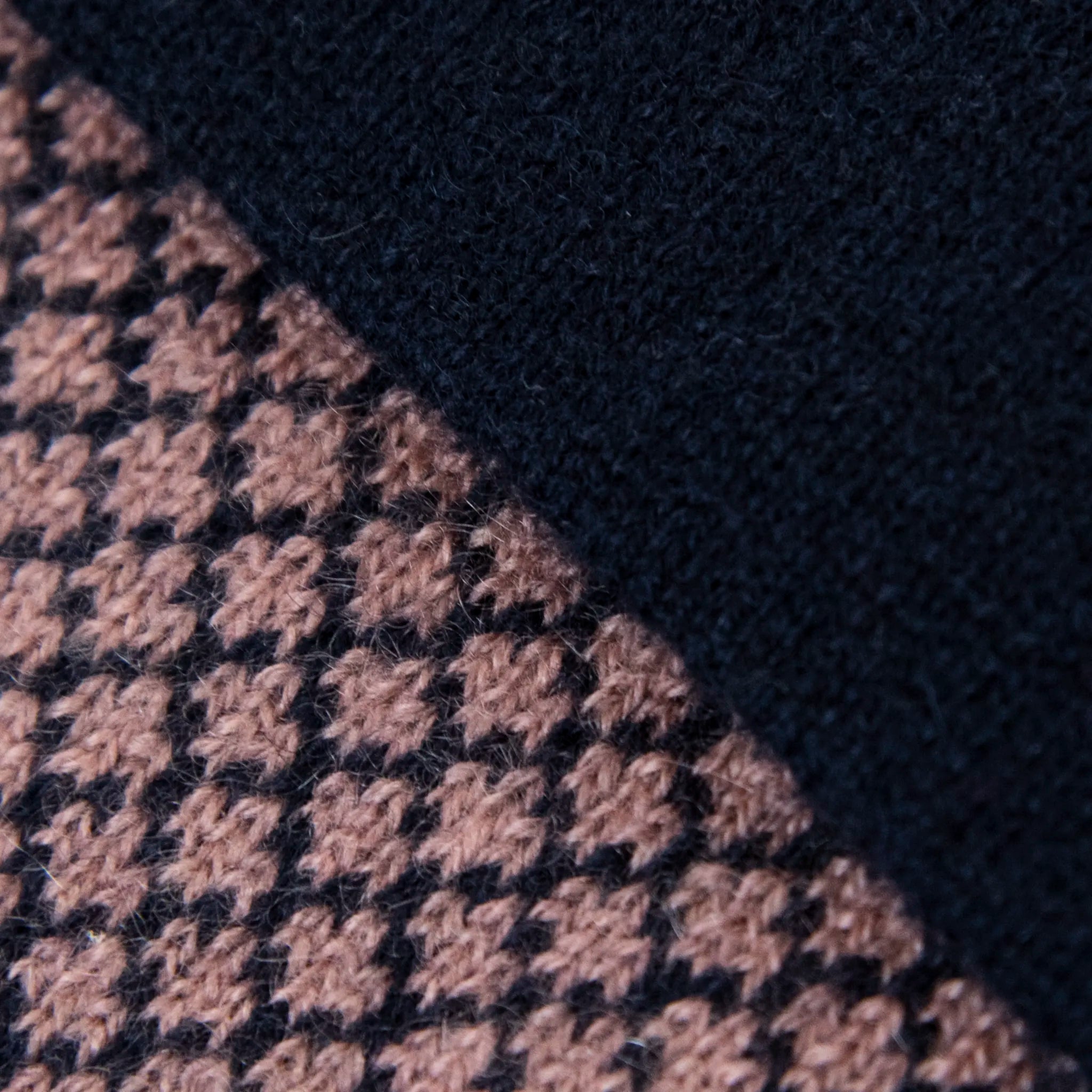 Dettagli e texture tessuto della sciarpa scaldacollo Jacquard double-face blu e rosa con asola in 100% Cashmere beige. Morbida, versatile e facile da indossare.