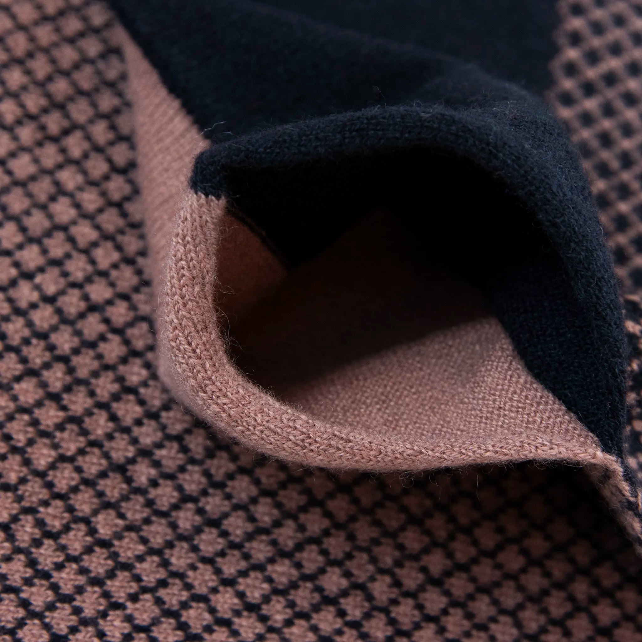 Asola della sciarpa scaldacollo Jacquard double-face blu e rosa in 100% Cashmere beige. Morbida, versatile e facile da indossare.