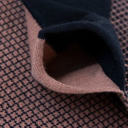 Asola della sciarpa scaldacollo Jacquard double-face blu e rosa in 100% Cashmere beige. Morbida, versatile e facile da indossare.