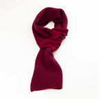 Sciarpa scaldacollo Jacquard double-face bordeaux e viola con asola in 100% Cashmere beige. Morbida, versatile e facile da indossare.