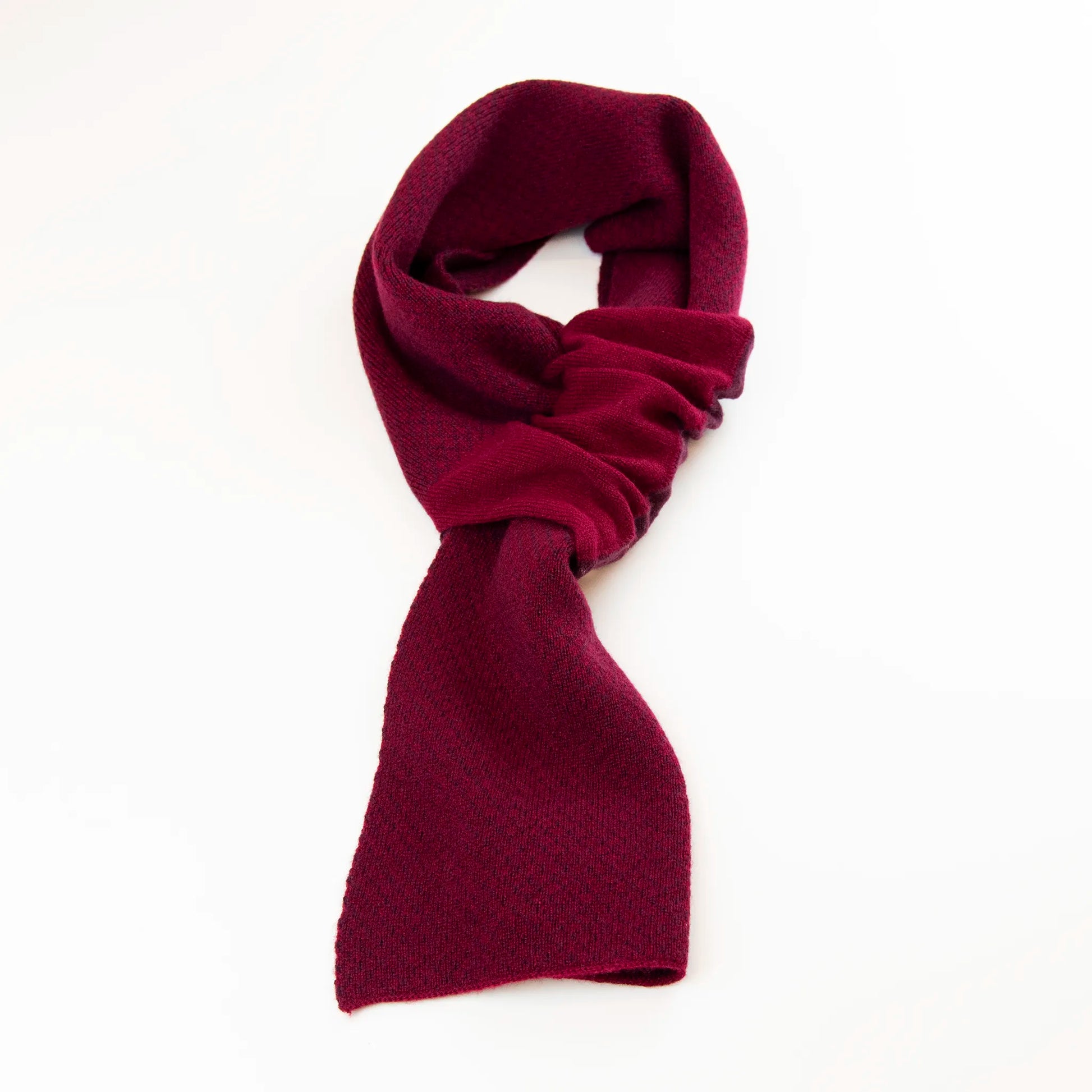 Sciarpa scaldacollo Jacquard double-face bordeaux e viola con asola in 100% Cashmere beige. Morbida, versatile e facile da indossare.