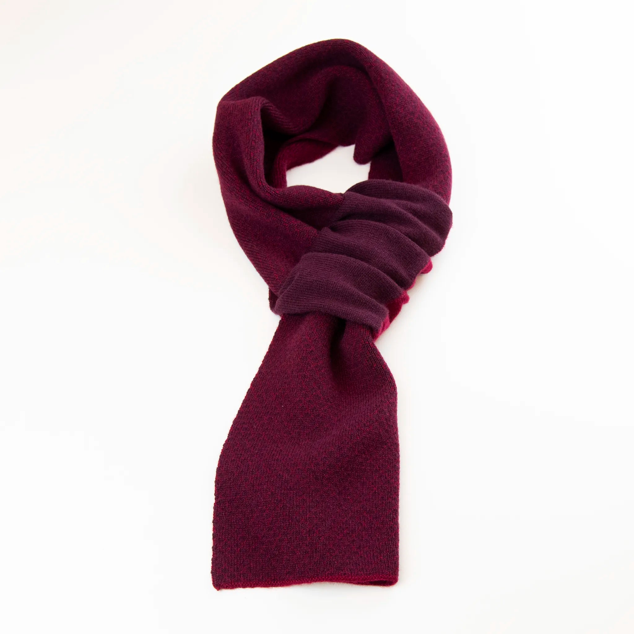 Sciarpa scaldacollo Jacquard double-face bordeaux e viola con asola in 100% Cashmere beige. Morbida, versatile e facile da indossare.