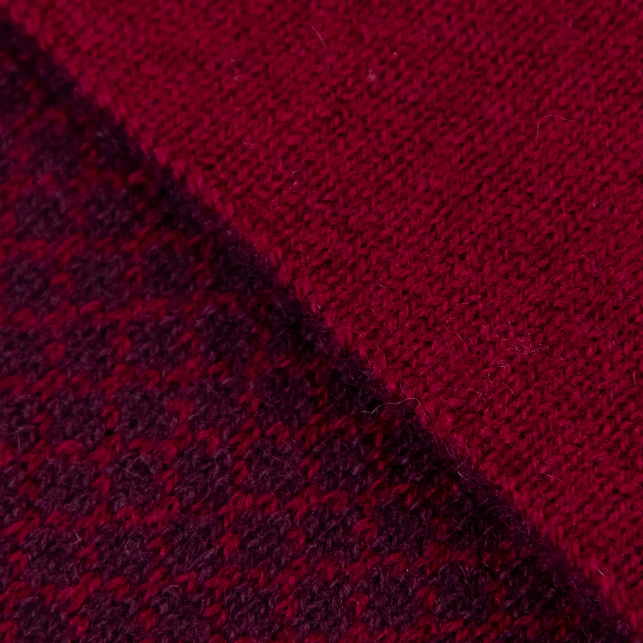 Dettagli e texture tessuto della sciarpa scaldacollo Jacquard double-face bordeaux e viola con asola in 100% Cashmere beige. Morbida, versatile e facile da indossare.