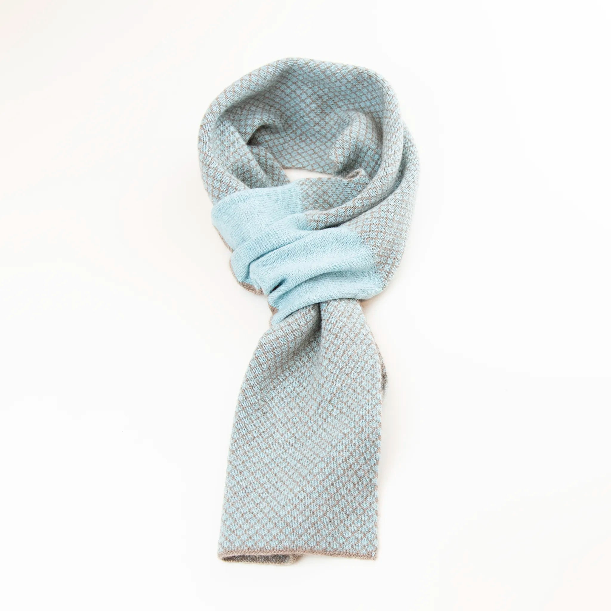 Sciarpa scaldacollo Jacquard double-face celeste e marrone con asola in 100% Cashmere beige. Morbida, versatile e facile da indossare.