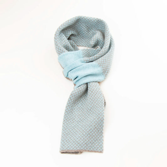 Sciarpa scaldacollo Jacquard double-face celeste e marrone con asola in 100% Cashmere beige. Morbida, versatile e facile da indossare.