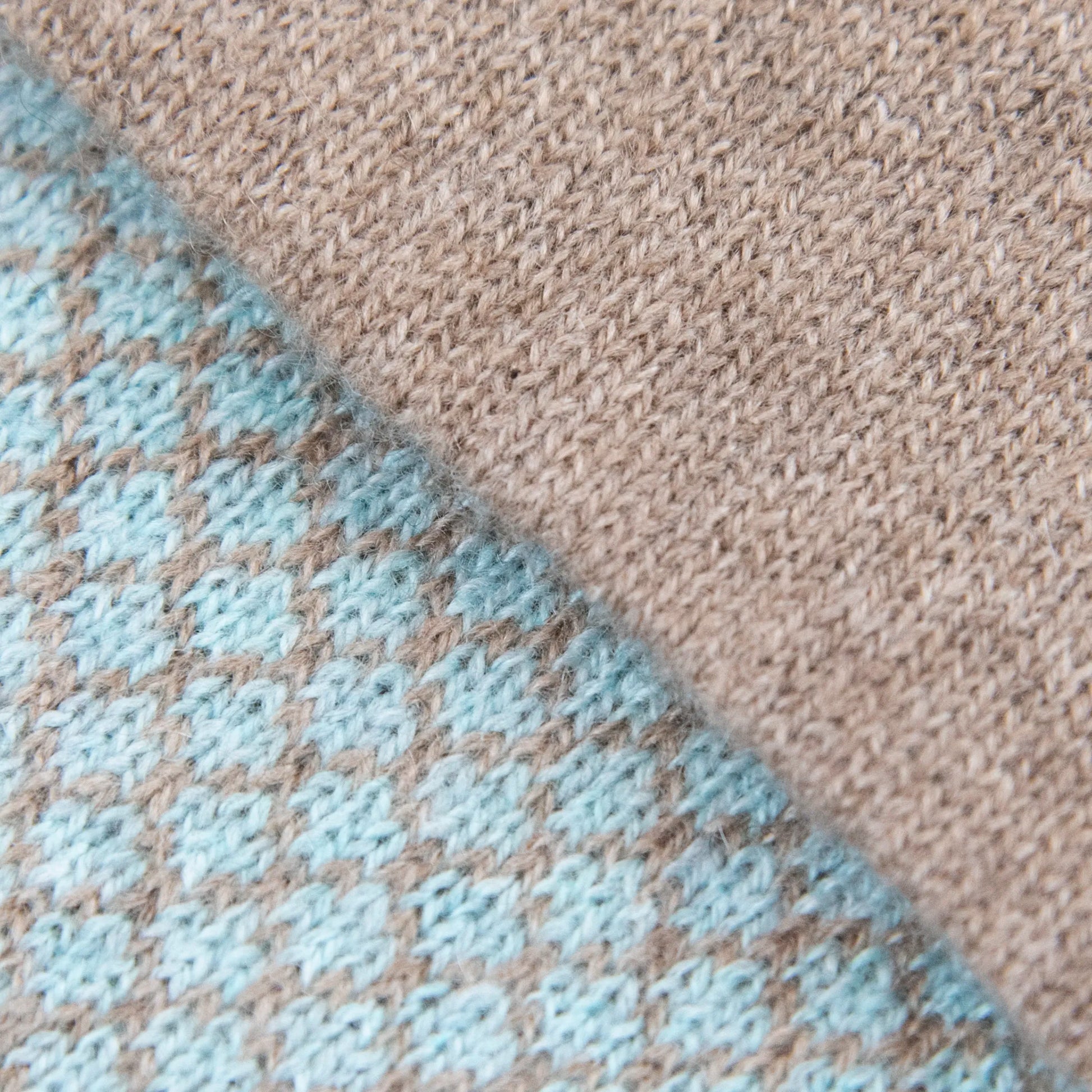 Dettagli e texture tessuto della sciarpa scaldacollo Jacquard double-face celeste e marrone con asola in 100% Cashmere beige. Morbida, versatile e facile da indossare.