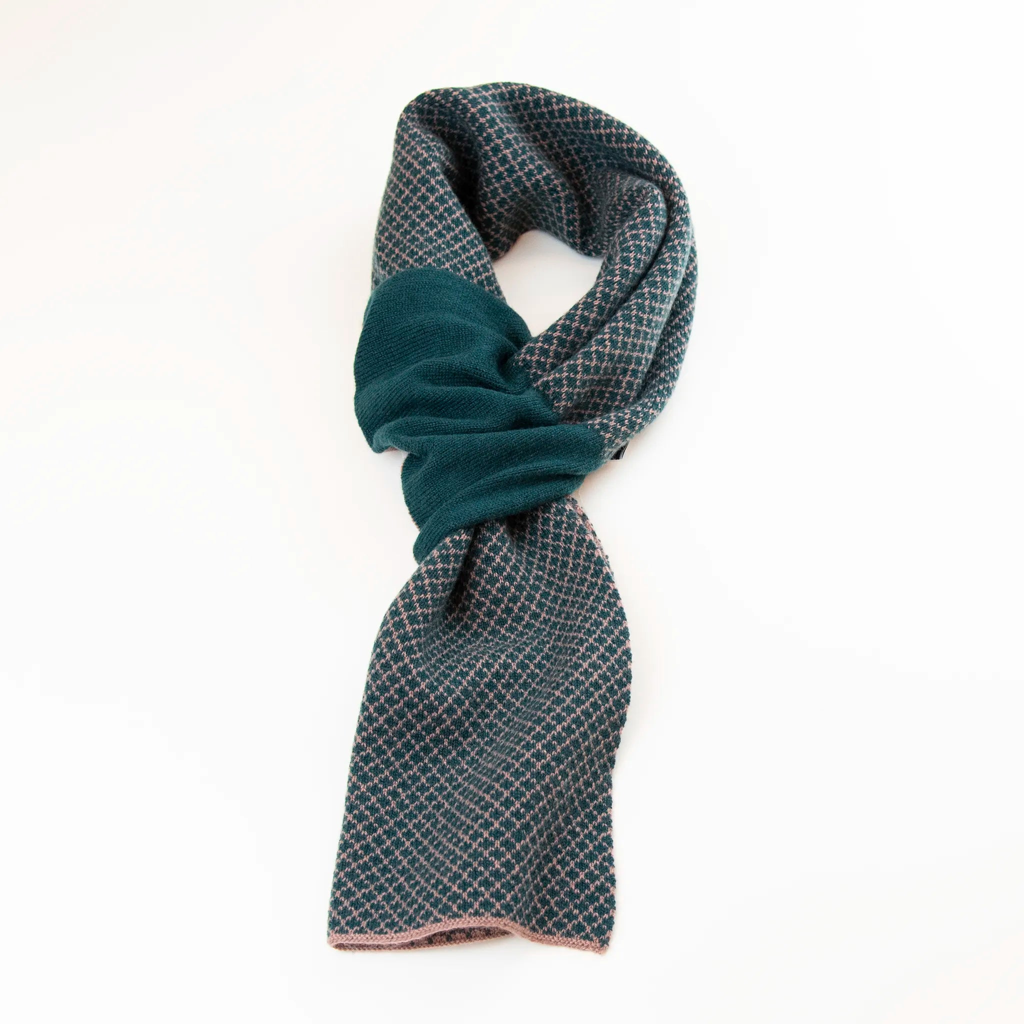 Sciarpa scaldacollo Jacquard double-face verde e rosa con asola in 100% Cashmere beige. Morbida, versatile e facile da indossare.