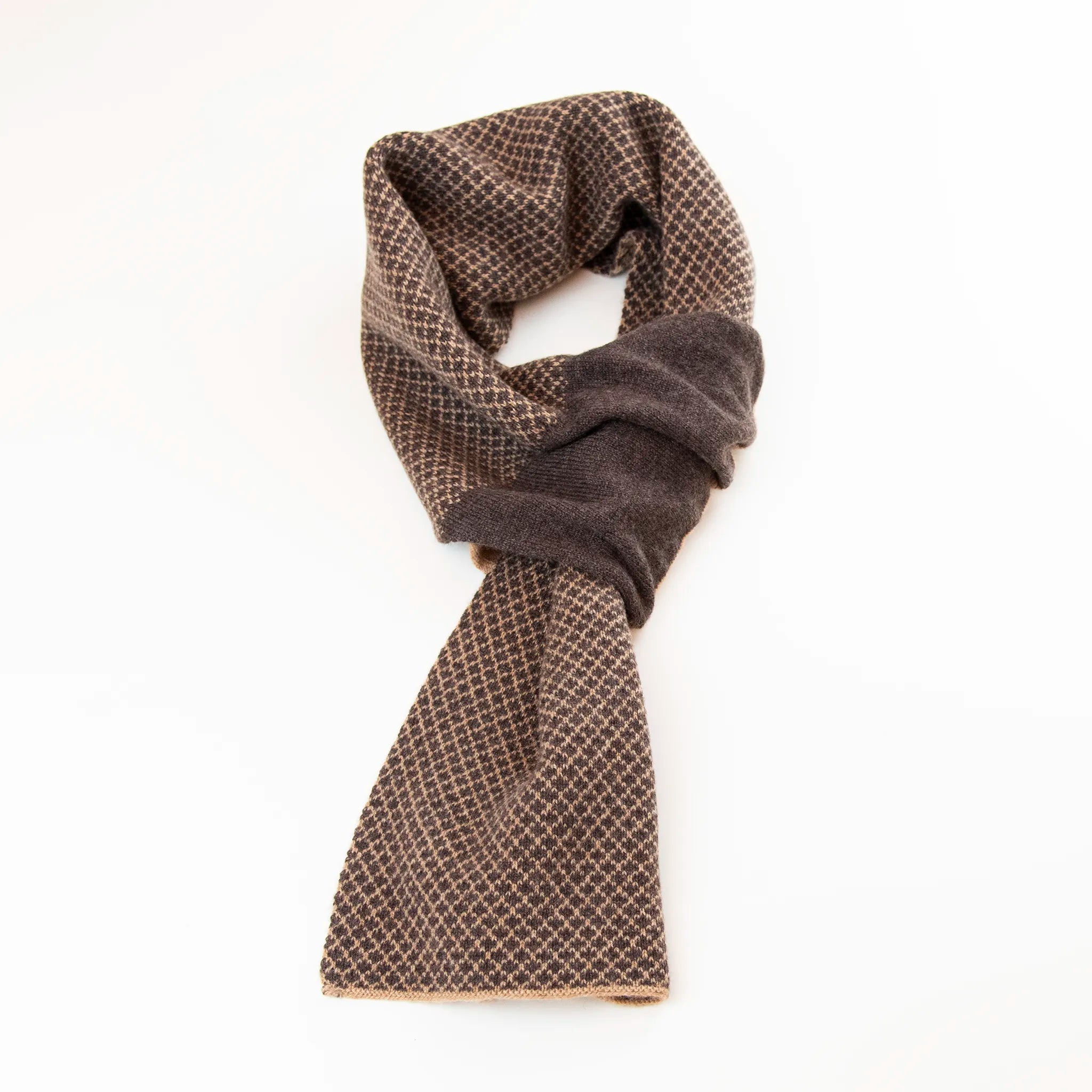 Sciarpa scaldacollo Jacquard double-face marrone e cammello con asola in 100% Cashmere beige. Morbida, versatile e facile da indossare.