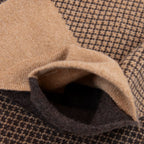 Asola della sciarpa scaldacollo Jacquard double-face marrone e cammello con asola in 100% Cashmere beige. Morbida, versatile e facile da indossare.
