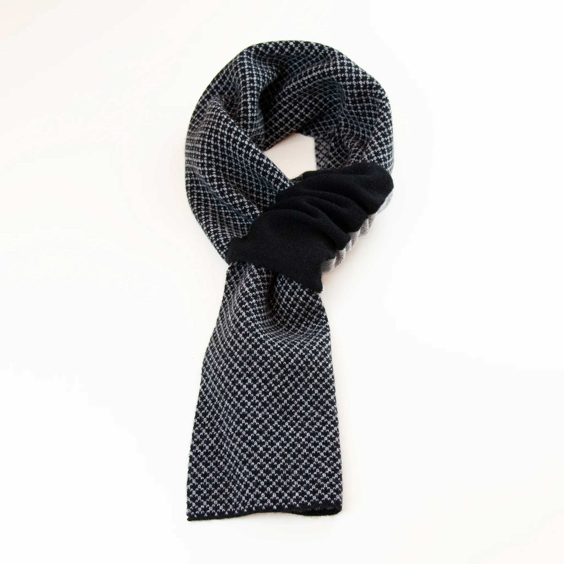Sciarpa scaldacollo Jacquard double-face nera e grigia con asola in 100% Cashmere beige. Morbida, versatile e facile da indossare.