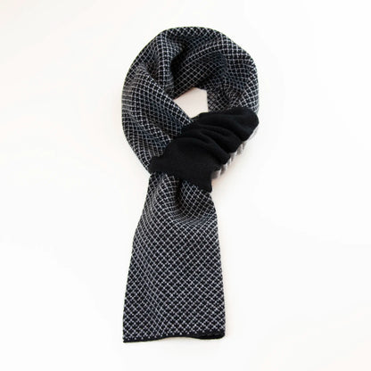 Sciarpa scaldacollo Jacquard double-face nera e grigia con asola in 100% Cashmere beige. Morbida, versatile e facile da indossare.