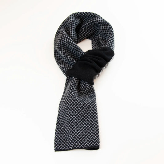 Sciarpa scaldacollo Jacquard double-face nera e grigia con asola in 100% Cashmere beige. Morbida, versatile e facile da indossare.