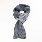 Sciarpa scaldacollo Jacquard double-face nera e grigia con asola in 100% Cashmere beige. Morbida, versatile e facile da indossare.