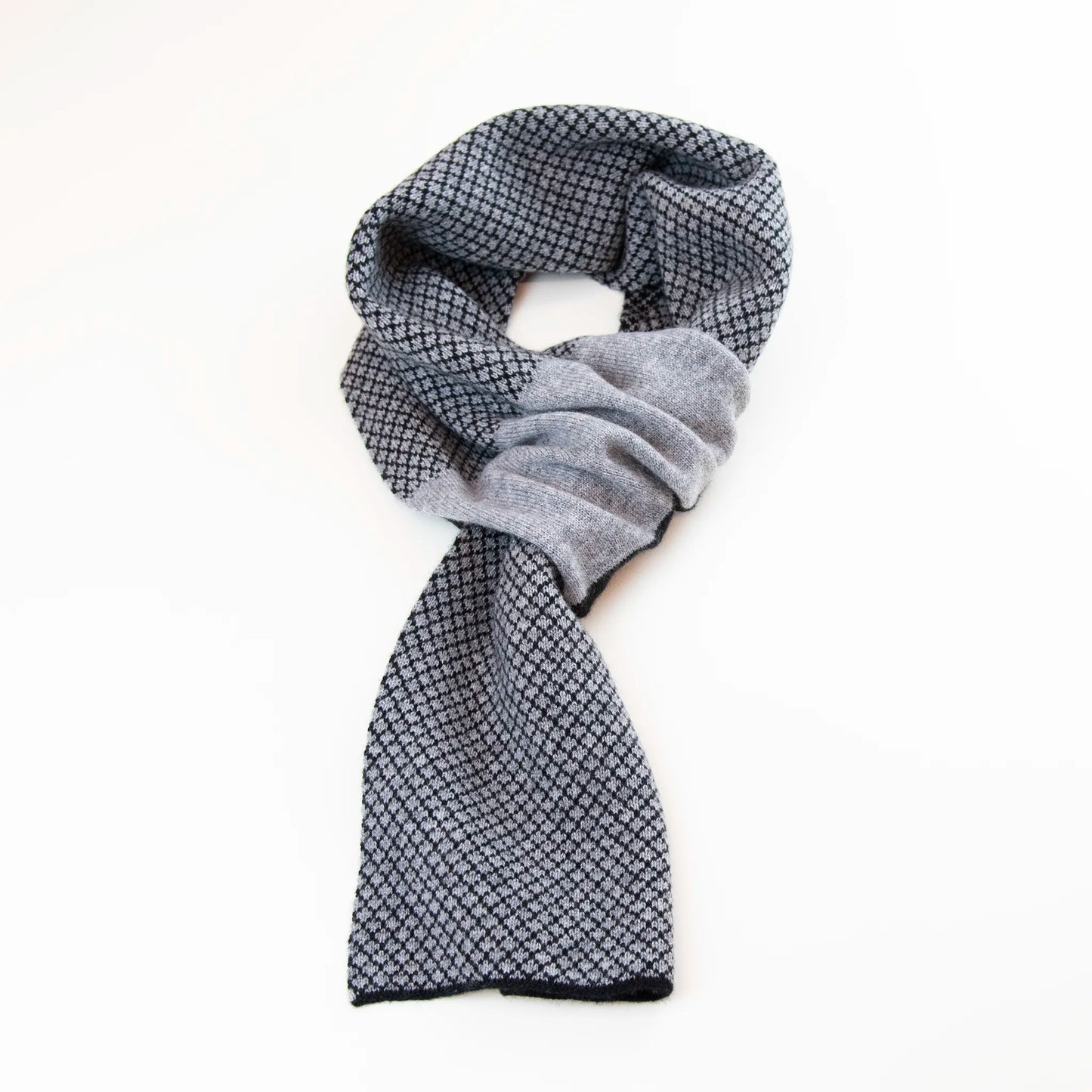 Sciarpa scaldacollo Jacquard double-face nera e grigia con asola in 100% Cashmere beige. Morbida, versatile e facile da indossare.