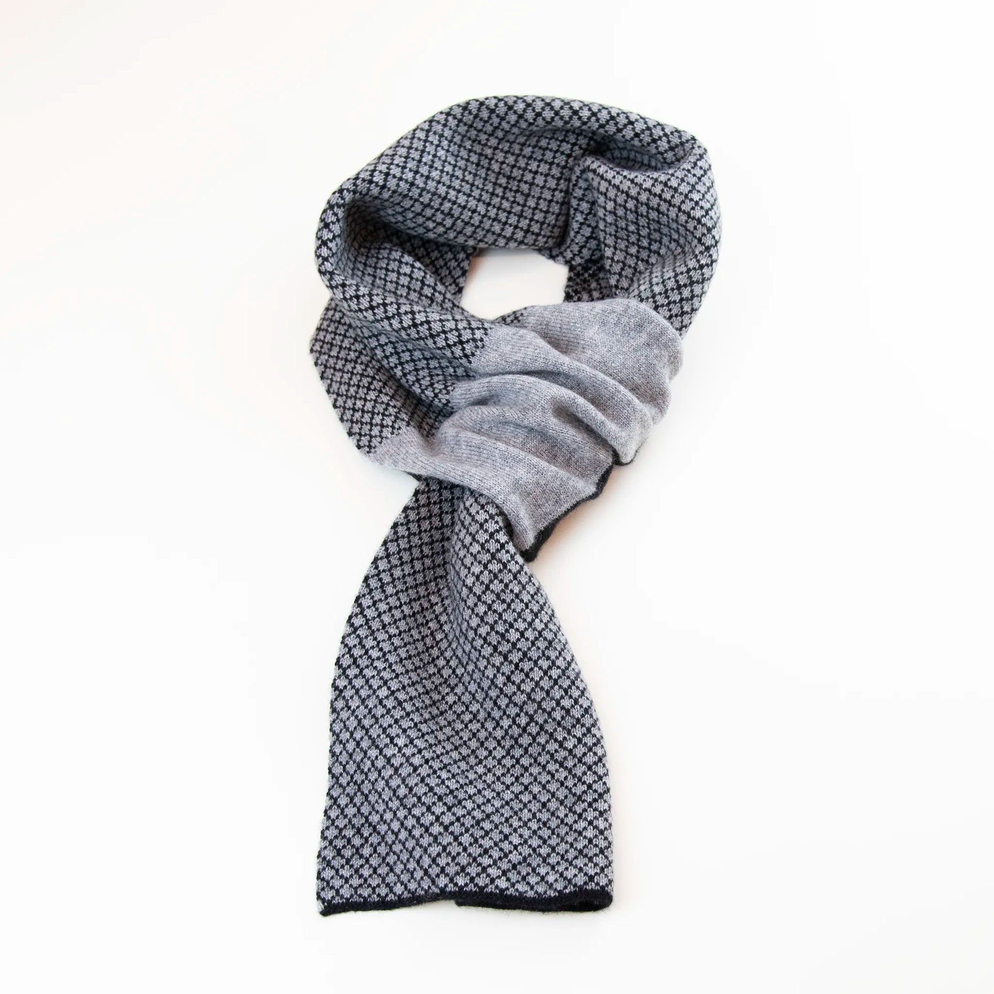 Sciarpa scaldacollo Jacquard double-face nera e grigia con asola in 100% Cashmere beige. Morbida, versatile e facile da indossare.