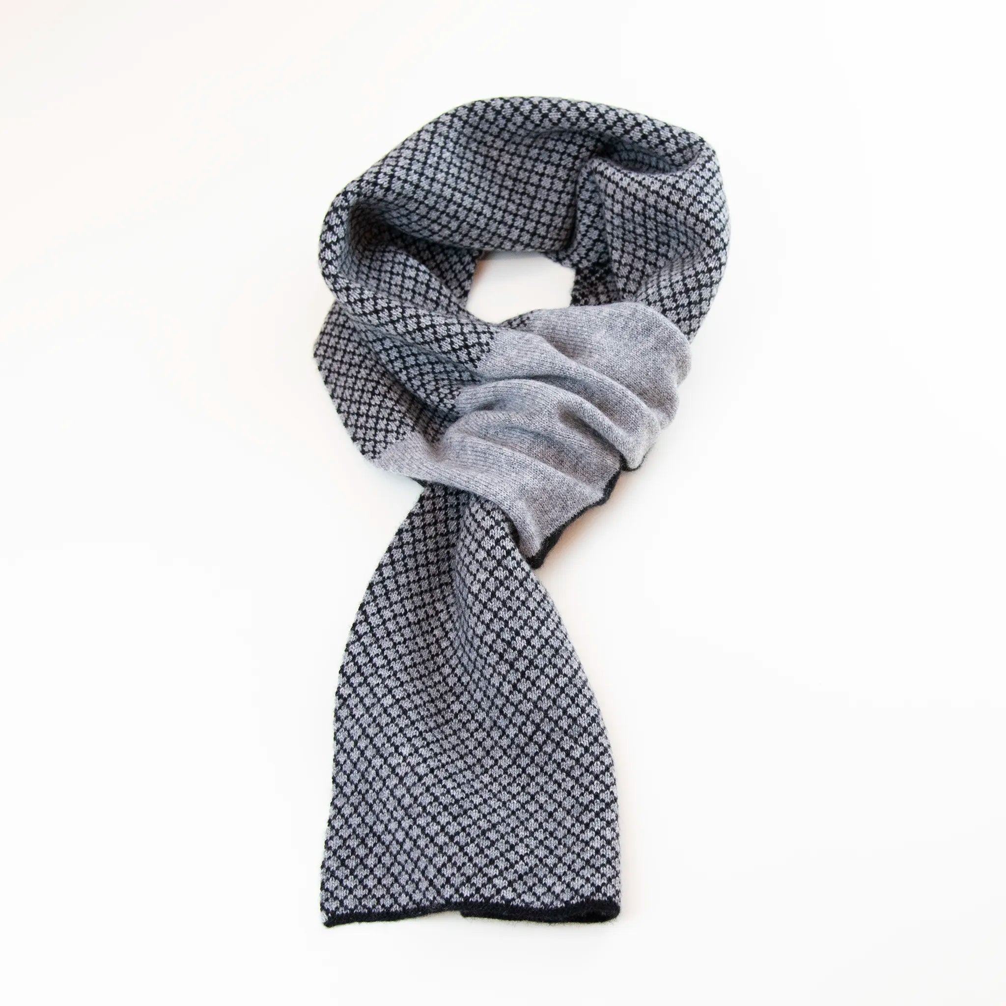 Sciarpa scaldacollo Jacquard double-face nera e grigia con asola in 100% Cashmere beige. Morbida, versatile e facile da indossare.