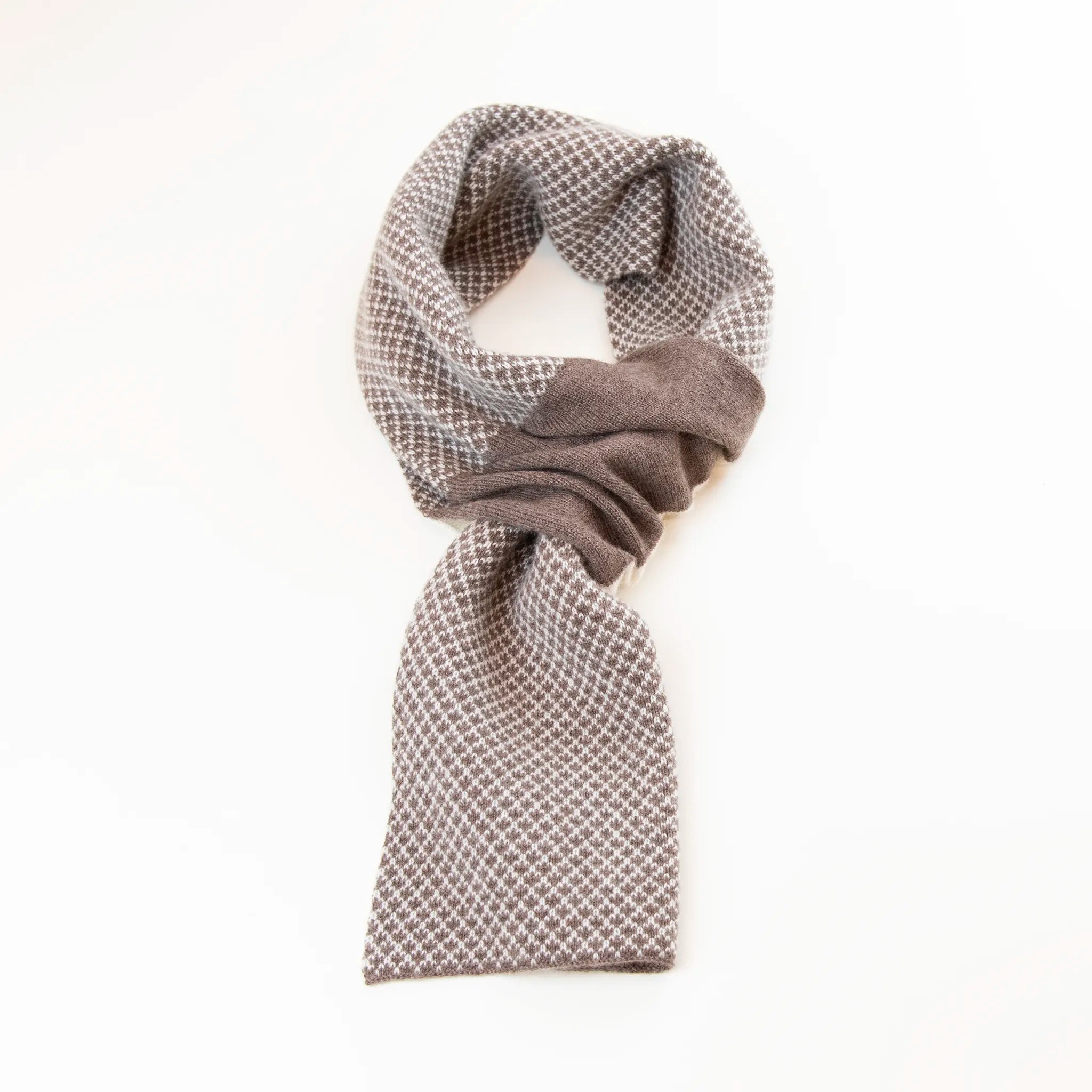 Sciarpa scaldacollo Jacquard double-face beige e panna con asola in 100% Cashmere beige. Morbida, versatile e facile da indossare.