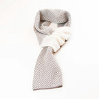 Sciarpa scaldacollo Jacquard double-face beige e panna con asola in 100% Cashmere beige. Morbida, versatile e facile da indossare.