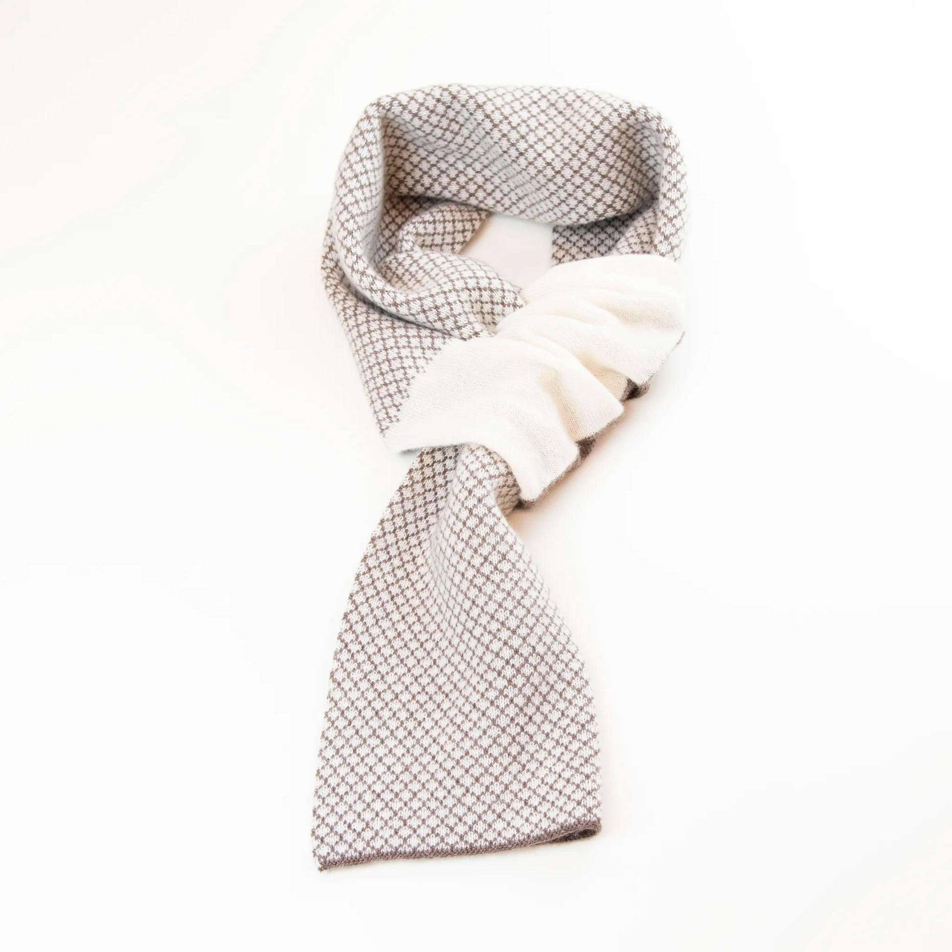 Sciarpa scaldacollo Jacquard double-face beige e panna con asola in 100% Cashmere beige. Morbida, versatile e facile da indossare.