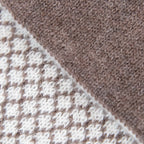 Dettagli e texture tessuto della sciarpa scaldacollo Jacquard double-face beige e panna con asola in 100% Cashmere beige. Morbida, versatile e facile da indossare.