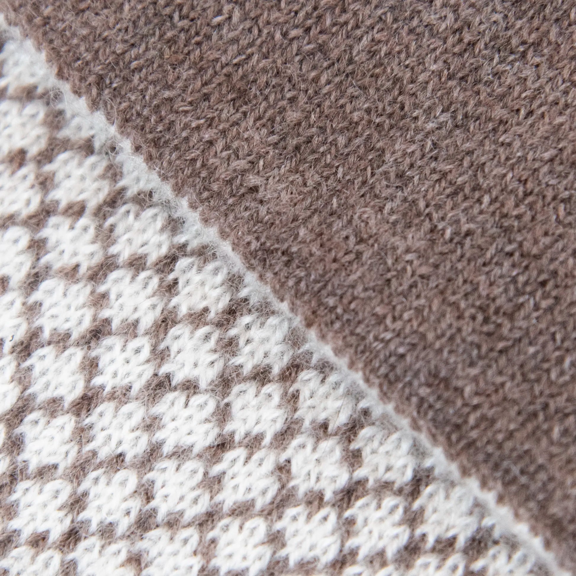 Dettagli e texture tessuto della sciarpa scaldacollo Jacquard double-face beige e panna con asola in 100% Cashmere beige. Morbida, versatile e facile da indossare.