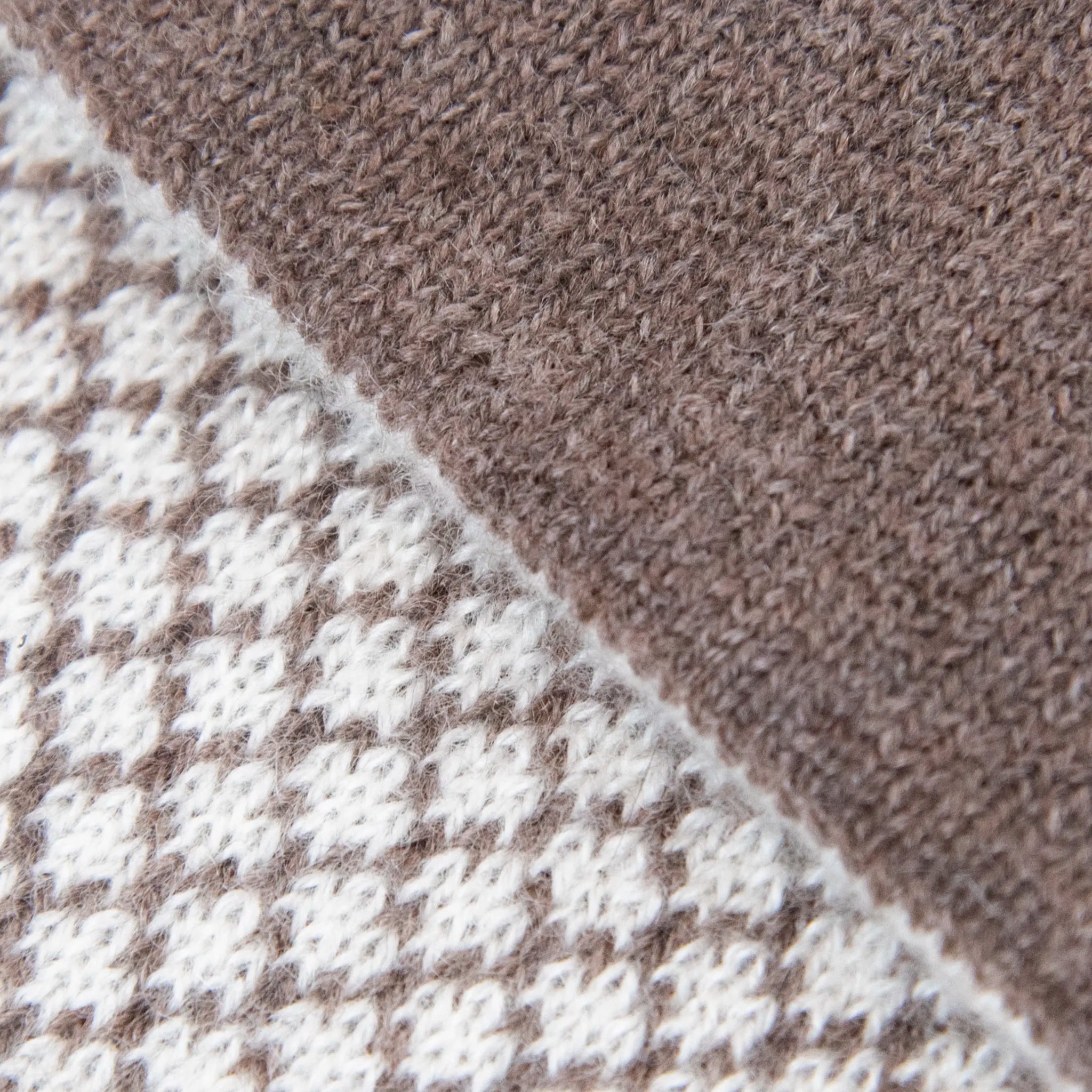 Dettagli e texture tessuto della sciarpa scaldacollo Jacquard double-face beige e panna con asola in 100% Cashmere beige. Morbida, versatile e facile da indossare.