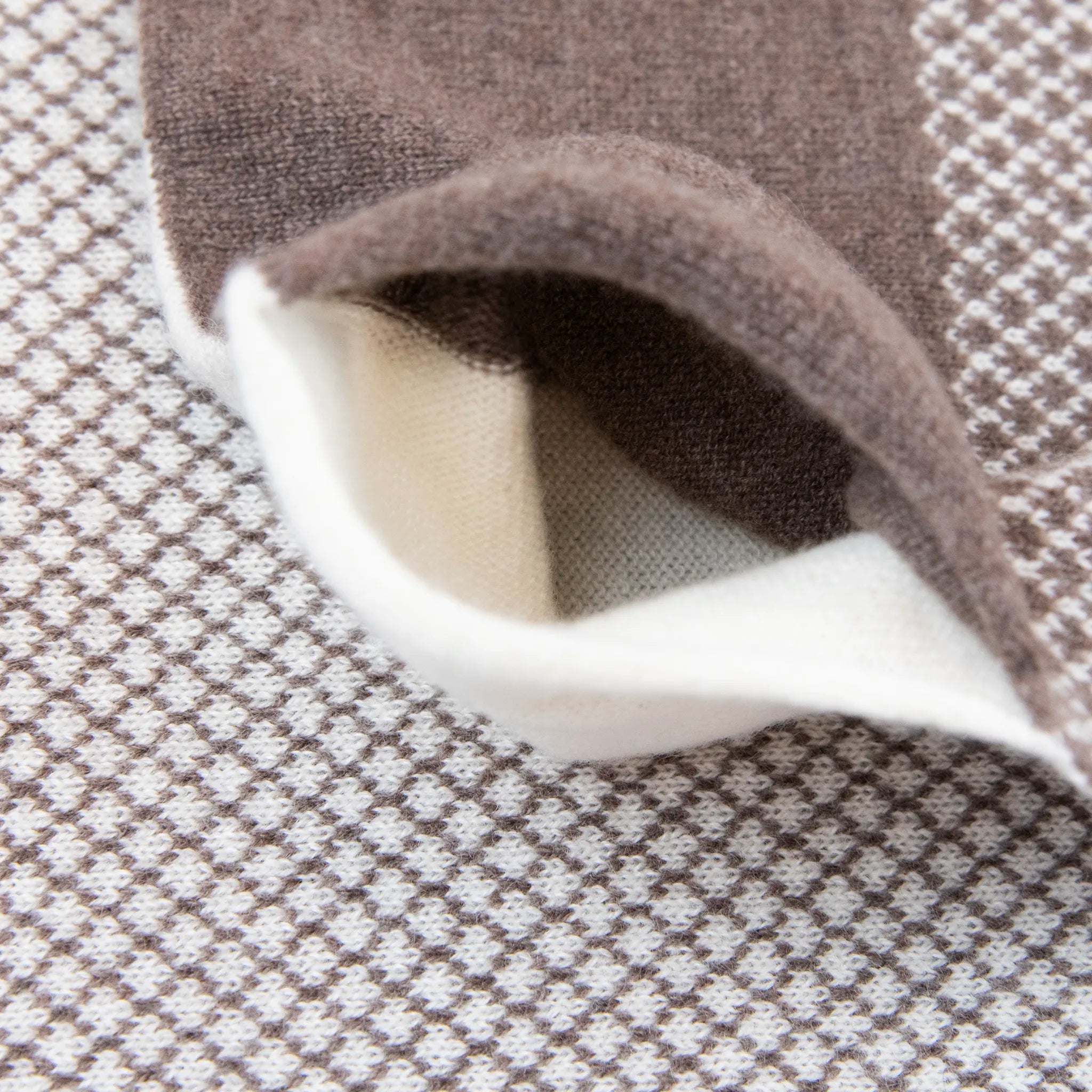 Asola della sciarpa scaldacollo Jacquard double-face beige e panna in 100% Cashmere beige. Morbida, versatile e facile da indossare.