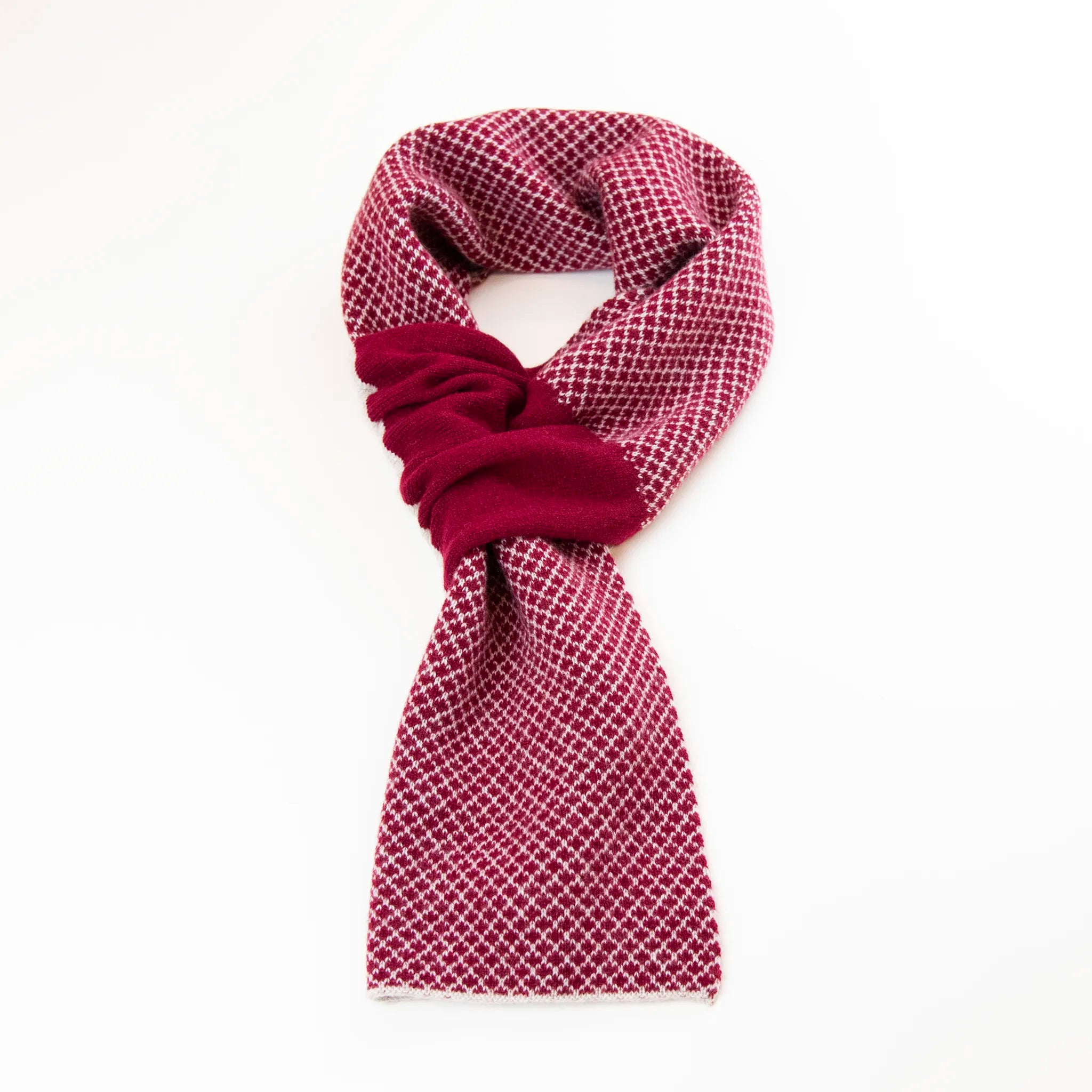 Sciarpa scaldacollo Jacquard double-face bordeaux e beige con asola in 100% Cashmere beige. Morbida, versatile e facile da indossare.