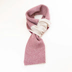 Sciarpa scaldacollo Jacquard double-face bordeaux e beige con asola in 100% Cashmere beige. Morbida, versatile e facile da indossare.