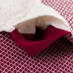 Dettagli e texture tessuto della sciarpa scaldacollo Jacquard double-face bordeaux e beige con asola in 100% Cashmere beige. Morbida, versatile e facile da indossare.