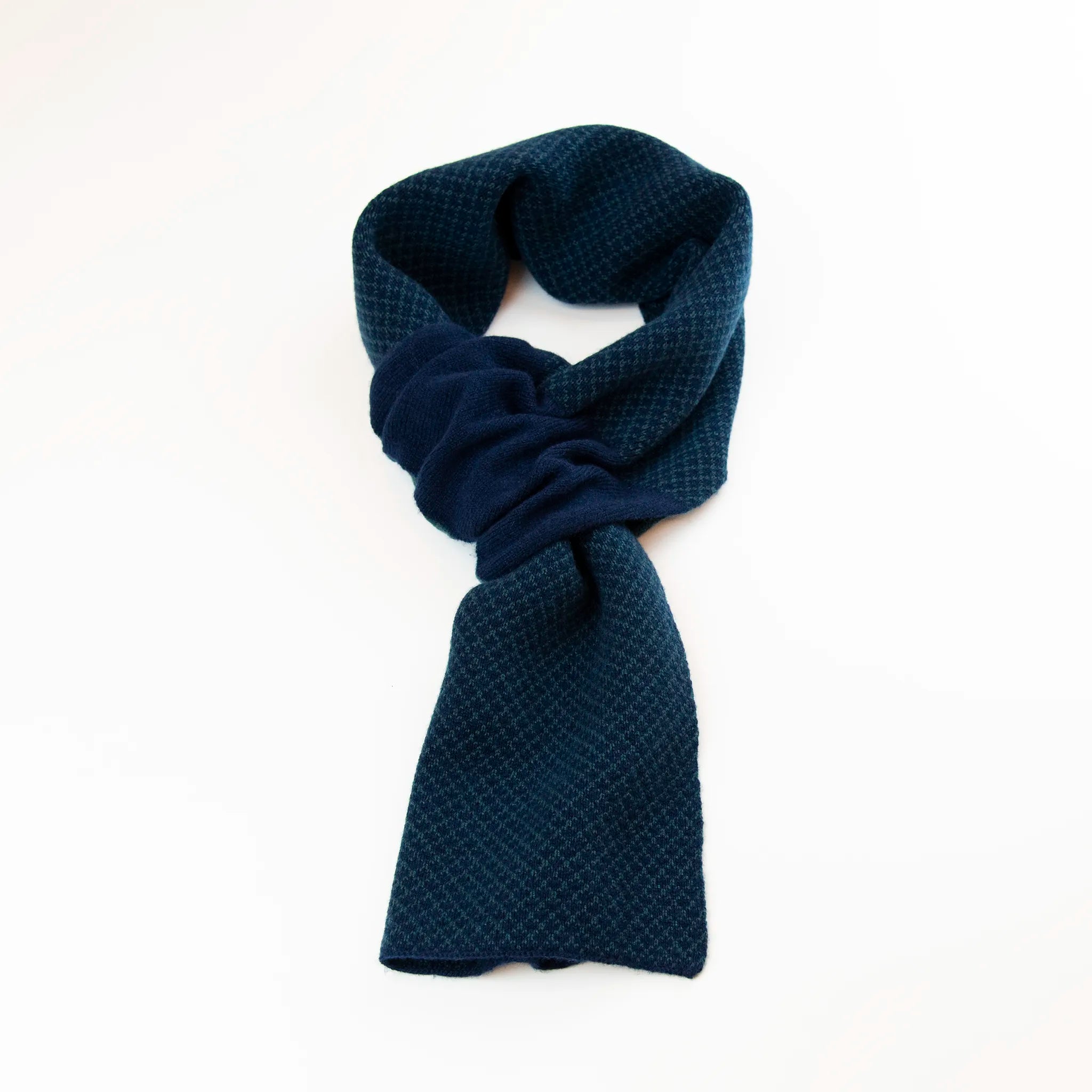 Sciarpa scaldacollo Jacquard double-face verde e blu con asola in 100% Cashmere beige. Morbida, versatile e facile da indossare.