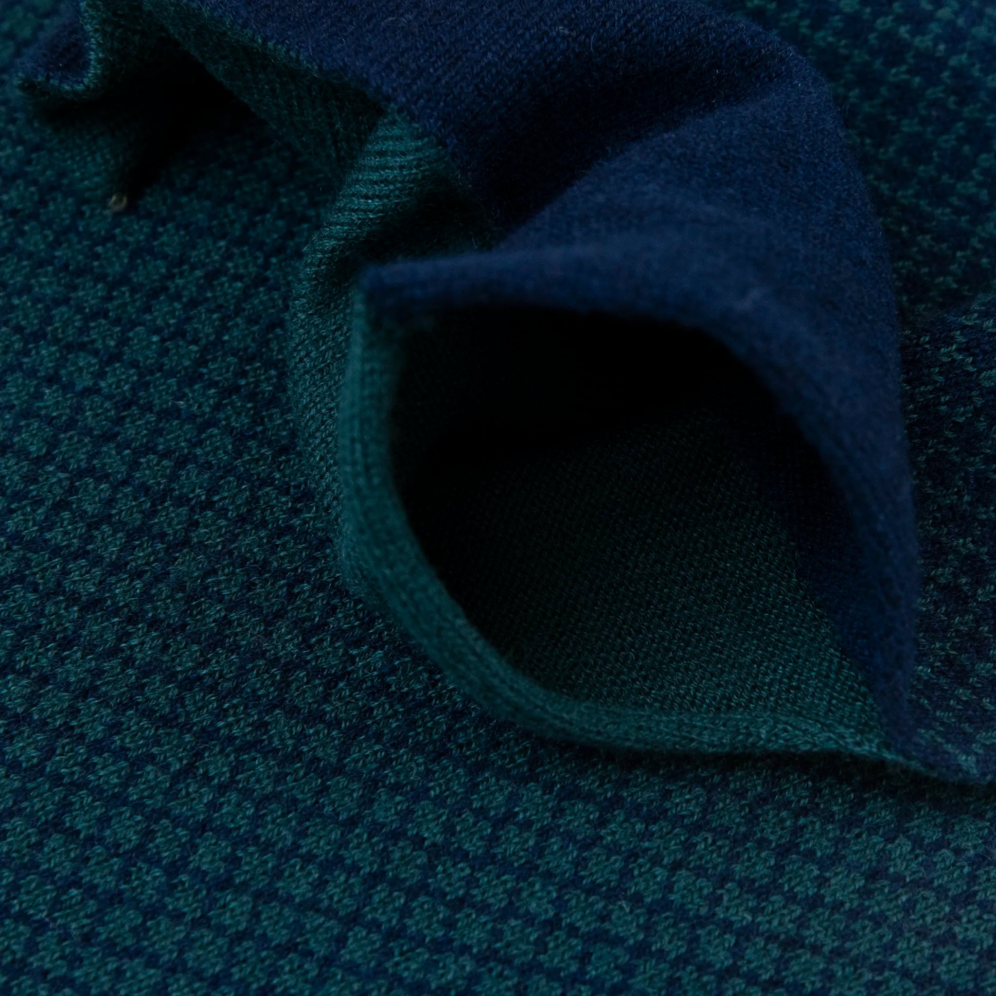 Asola della sciarpa scaldacollo Jacquard double-face verde e blu con asola in 100% Cashmere beige. Morbida, versatile e facile da indossare.