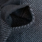 Sciarpa scaldacollo con asola in 100% Cashmere, con pattern virgola grigio. Morbida, versatile e facile da indossare.