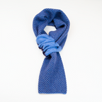Sciarpa scaldacollo Jacquard double-face blu e viola con asola in 100% Cashmere beige. Morbida, versatile e facile da indossare.