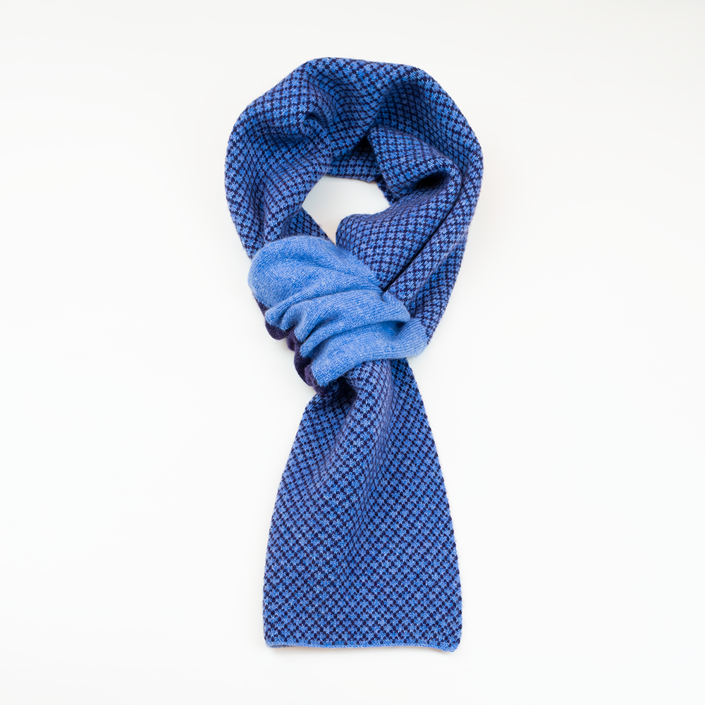 Sciarpa scaldacollo Jacquard double-face blu e viola con asola in 100% Cashmere beige. Morbida, versatile e facile da indossare.